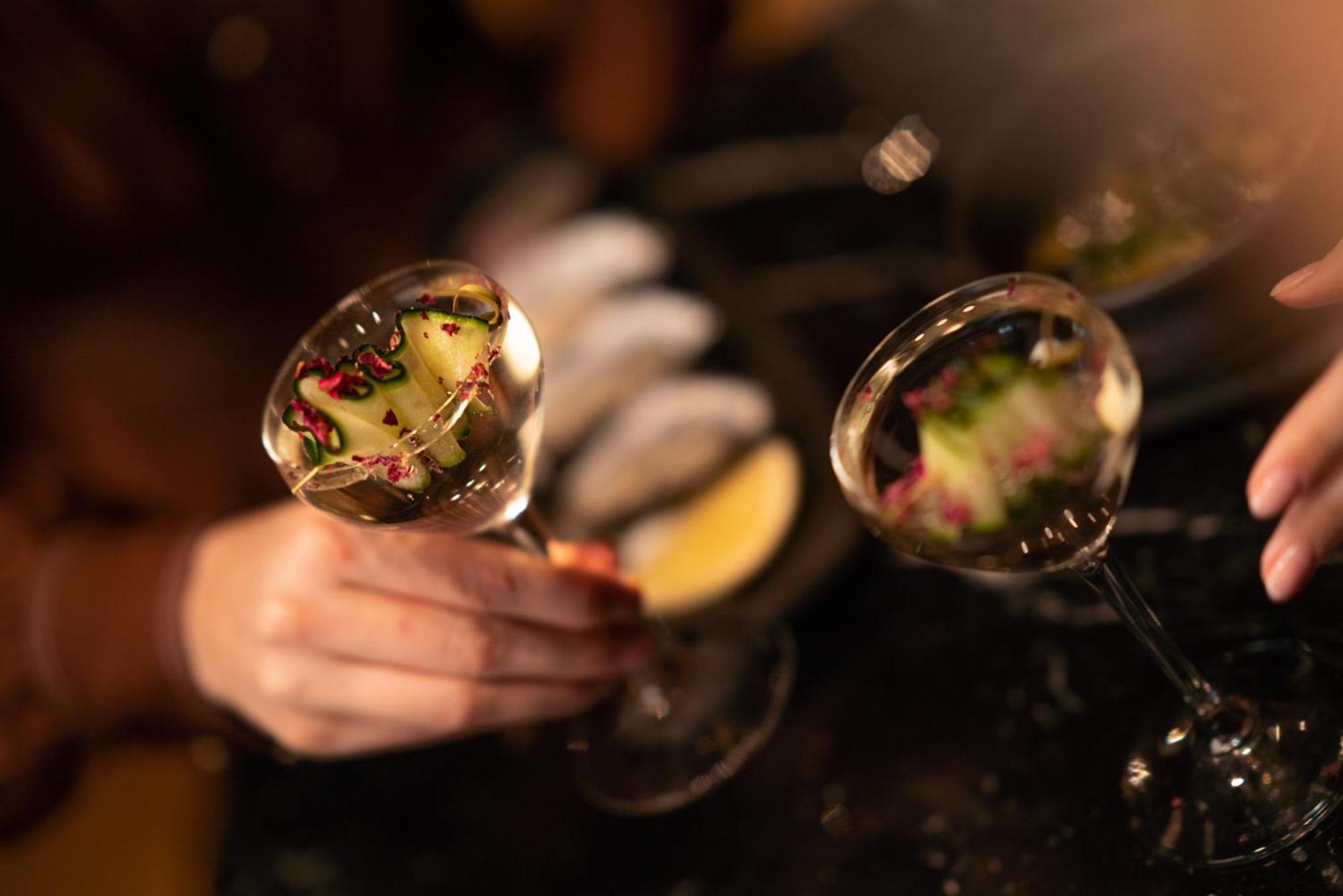 The Inchcolm By Ode Hotels Brisbane Exterior foto Two glasses of champagne