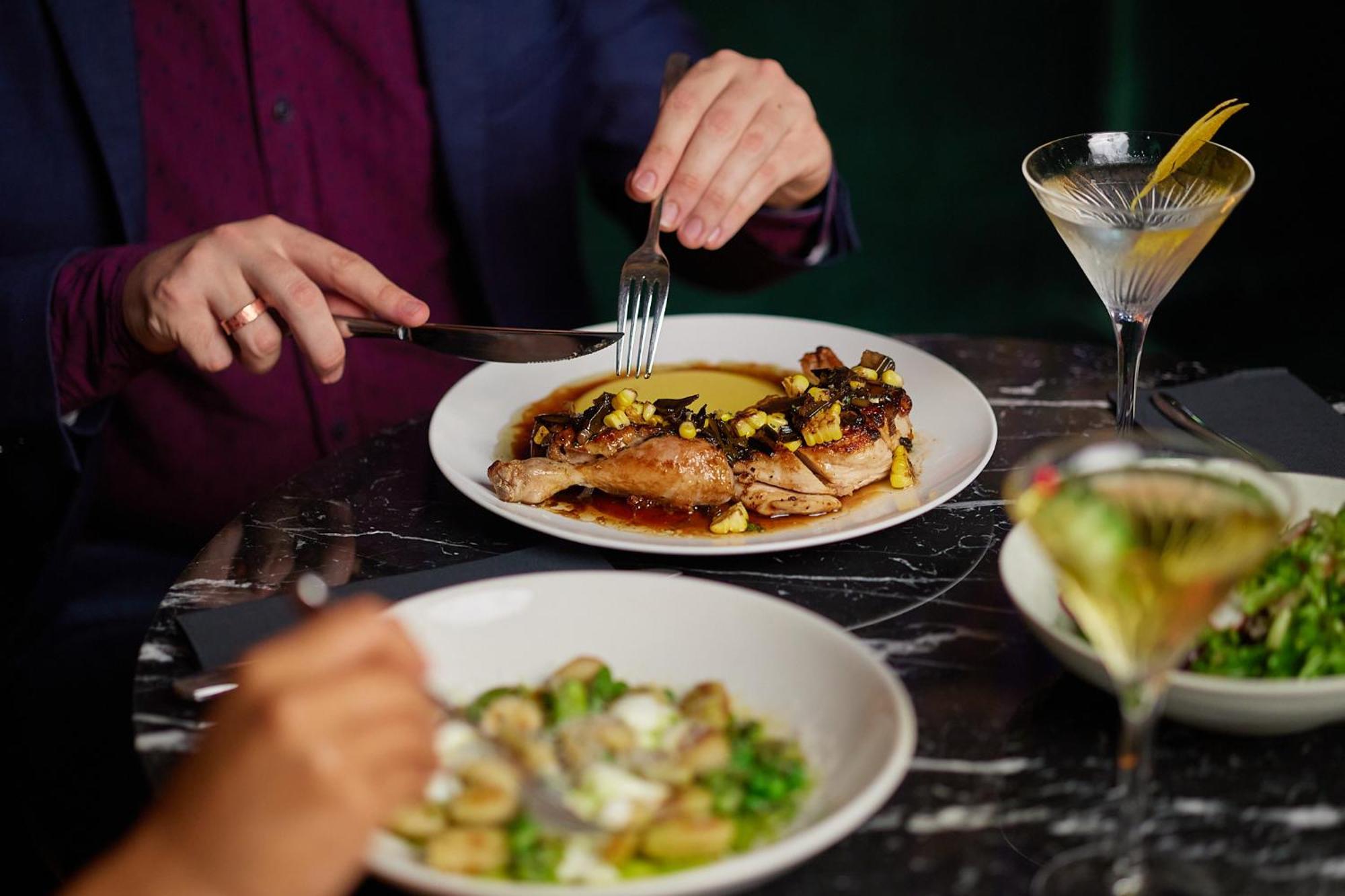 The Inchcolm By Ode Hotels Brisbane Exterior foto A woman using a knife and fork to cut into a meal