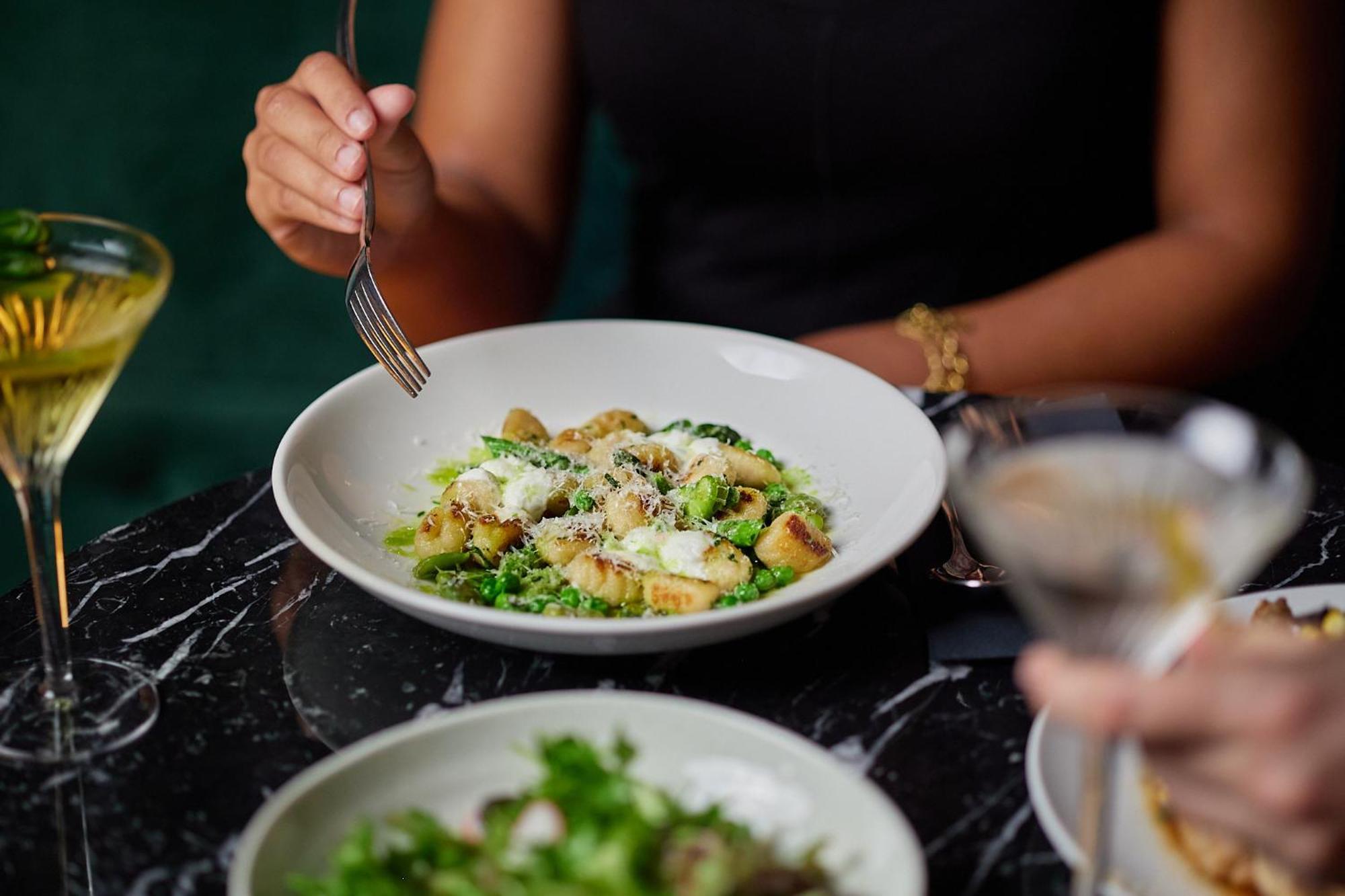 The Inchcolm By Ode Hotels Brisbane Exterior foto A woman eating a meal