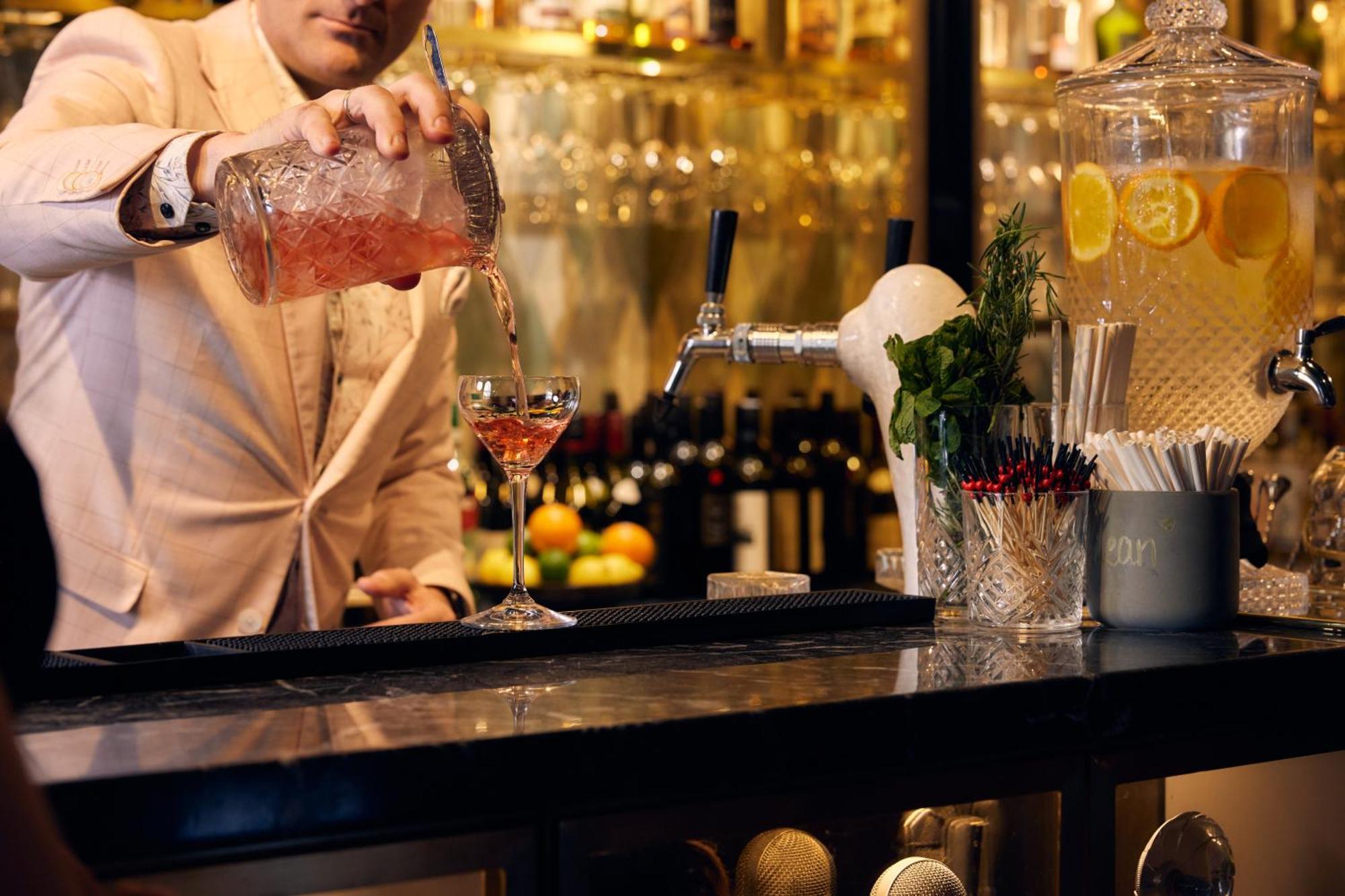 The Inchcolm By Ode Hotels Brisbane Exterior foto A bartender at work