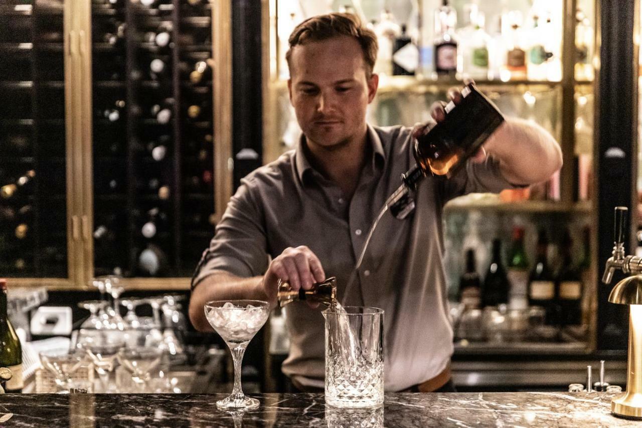 The Inchcolm By Ode Hotels Brisbane Exterior foto A bartender at work