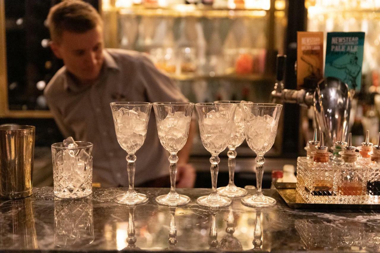 The Inchcolm By Ode Hotels Brisbane Exterior foto A bartender at work